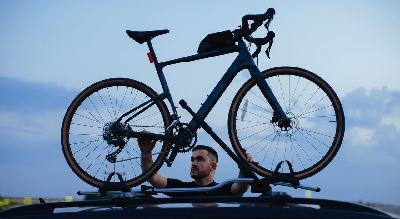 Jak przewozić rower na dachu auta? Poradnik wakacyjny