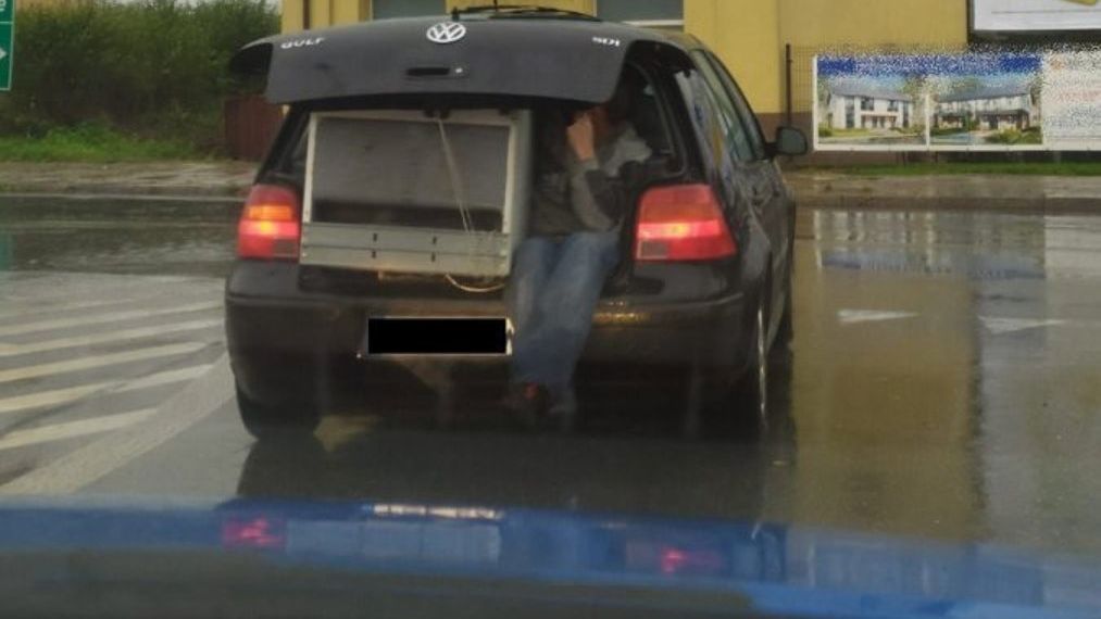 Mężczyzna mógł jechać obok kierowcy, ale powierzono mu zadanie trzymania lodówki.