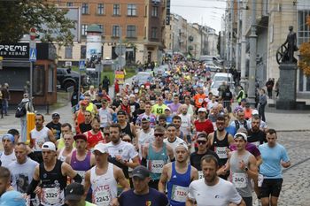 Poznań: A oni wciąż biegną. Trwa Lotto 24. Poznań Maraton. Zobacz zdjęcia z trasy