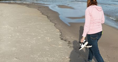 Kobieta szła plażą pod Władysławowem. Natychmiast złapała za telefon