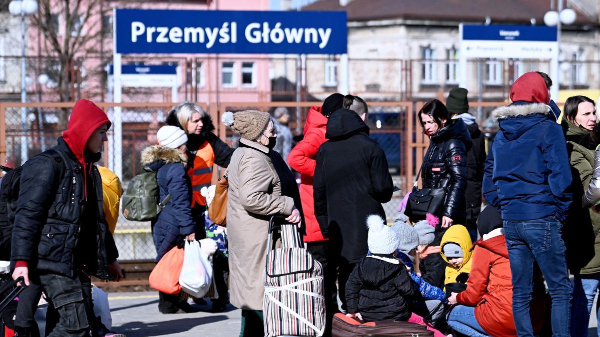  Przemyśl, 12.03.2022. Uchodźcy z Ukrainy na peronach Dworca Głównego PKP w Przemyślu, 12 bm. Trwa inwazja Rosji na Ukrainę. (sko) PAP/Darek Delmanowicz