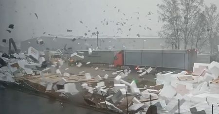 Wiatr porwał setki opakowań styropianu. Spektakularne nagranie z wichury w Mławie