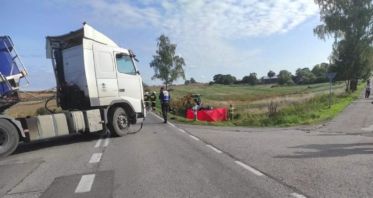 Ryńskie. Rodzinny dramat na drodze. Matka nie żyje, syn w szpitalu 