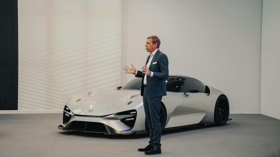 Pascal Ruch, wiceprezes Lexus Europe, podczas prezentacji koncepcyjnego modelu Electrified Sport