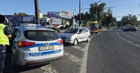 Zderzenie aut na rondzie Dmowskiego. Oboje twierdzili, że mieli zielone światło [ZDJĘCIA]
