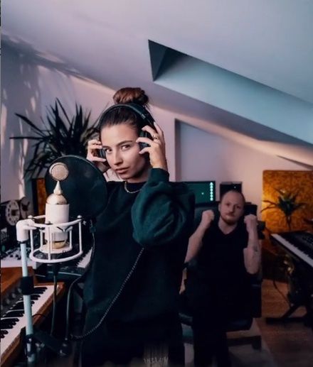 Julia Wieniawa rapuje