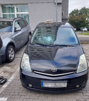 Poznań: Strażniczka miejska obezwładniła wandala w dzień wolny od pracy, który dewastował metalową rurą samochody na parkingu.