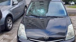 Poznań: Strażniczka miejska obezwładniła wandala w dzień wolny od pracy, który dewastował metalową rurą samochody na parkingu.