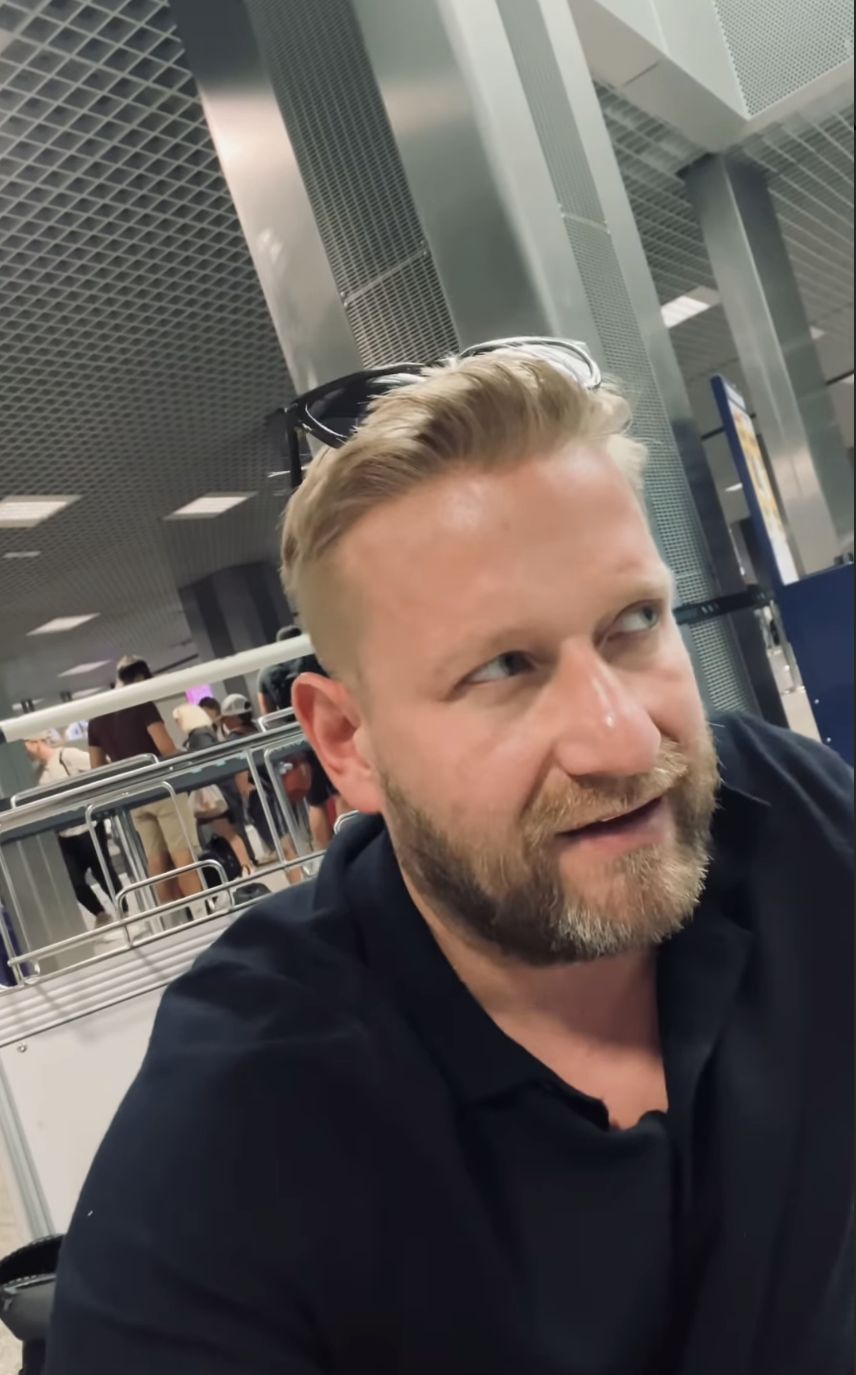 Lotniskowe perypetie Bartka Jędrzejaka