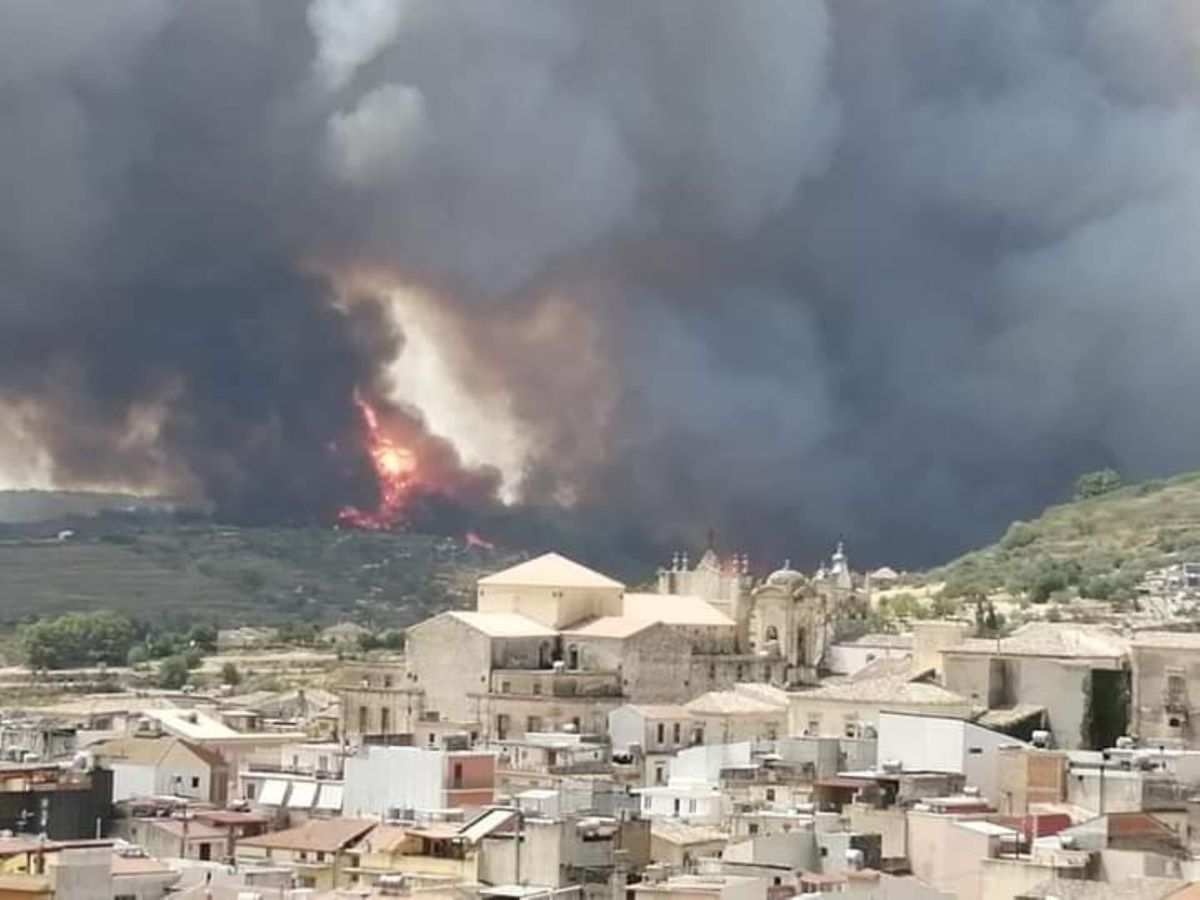 Pożary trawią Sycylię 