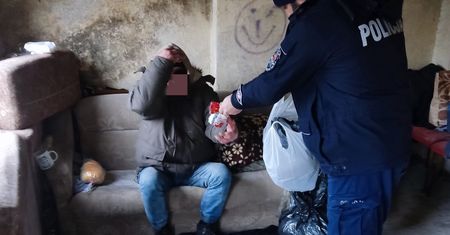 Żyje bez dachu nad głową. Policjanci nawet się nie wahali