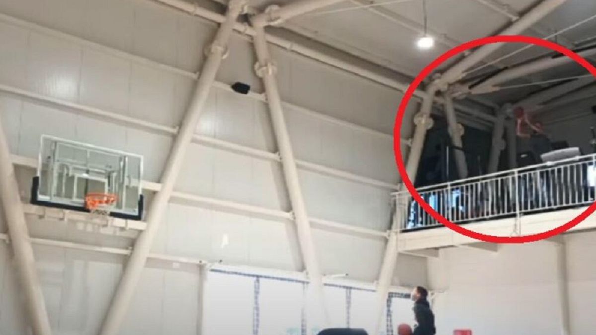 Milan Gurović trafiał do kosza z tarasu