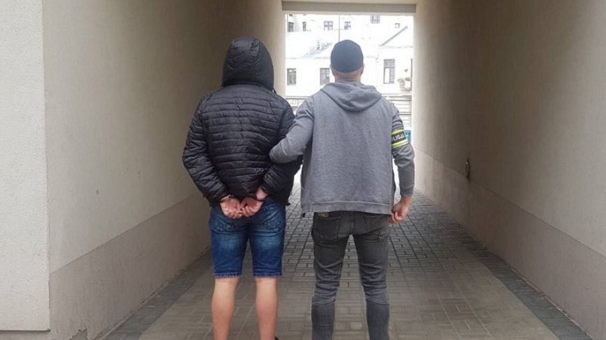 Policjanci z Wydziału Kryminalnego IV Komisariatu Policji w Łodzi zatrzymali dwóch mężczyzn w wieku 18 i 21 lat podejrzanych o kradzież z włamaniem na teren wspólnoty mieszkaniowej oraz pobicie obywatela Białorusi.