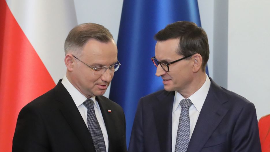 Warszawa, 27.11.2023. Prezydent Andrzej Duda (L) i powołany na stanowisko premiera Mateusz Morawiecki (P) podczas uroczystości powołania i zaprzysiężenia Rady Ministrów, 27 bm. w Pałacu Prezydenckim w Warszawie. Prezydent powołuje Prezesa Rady Ministrów wraz z pozostałymi członkami RM w ciągu 14 dni od dnia pierwszego posiedzenia Sejmu lub przyjęcia dymisji poprzedniej RM i odbiera przysięgę od członków nowo powołanego rządu. (jm) PAP/Paweł Supernak