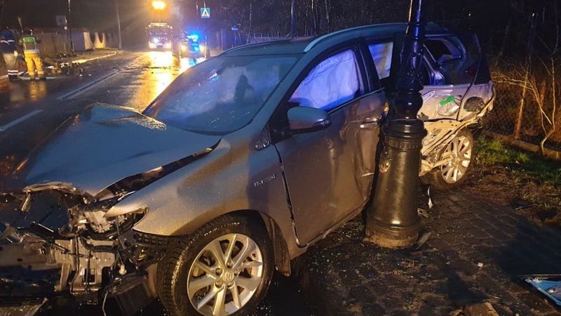 Mazowieckie. Auto staranowało słup energetyczny i latarnię. Za kierownicą 16-latek