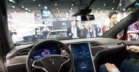 Tesla oszukana. Banalnie prosty trik pozwala obejść ograniczenia prędkości