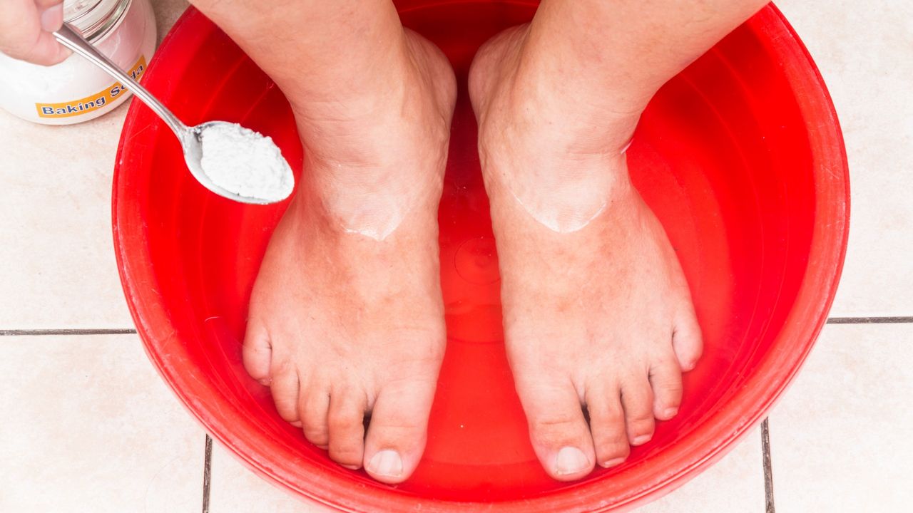 Sposoby na popękane i suche pięty