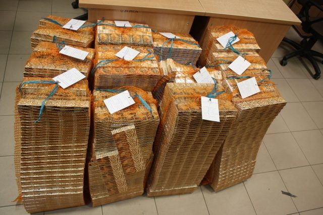 Tysiące paczek nielegalnych papierosów w pociągach towarowych (zdjęcia)