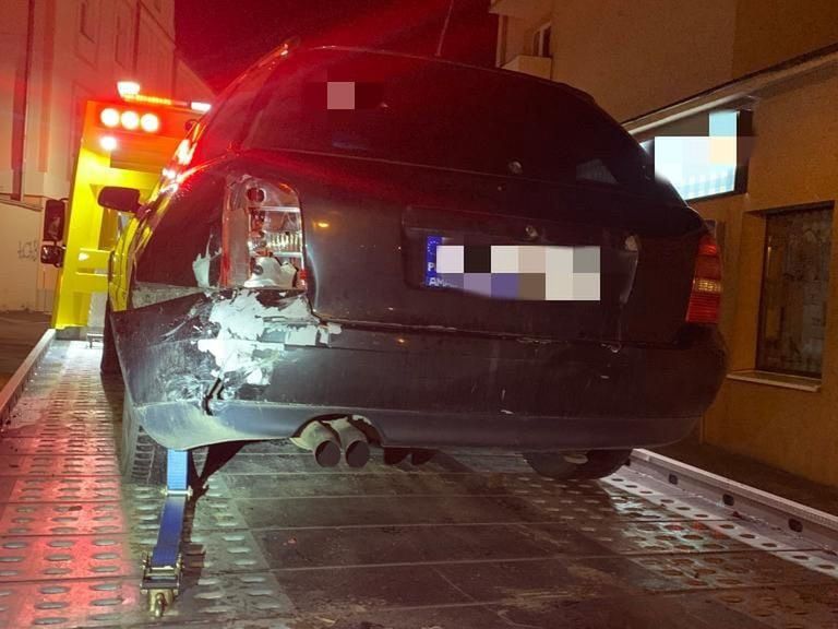 Zniszczone Audi, którym pijana kobieta przyjechała na policję