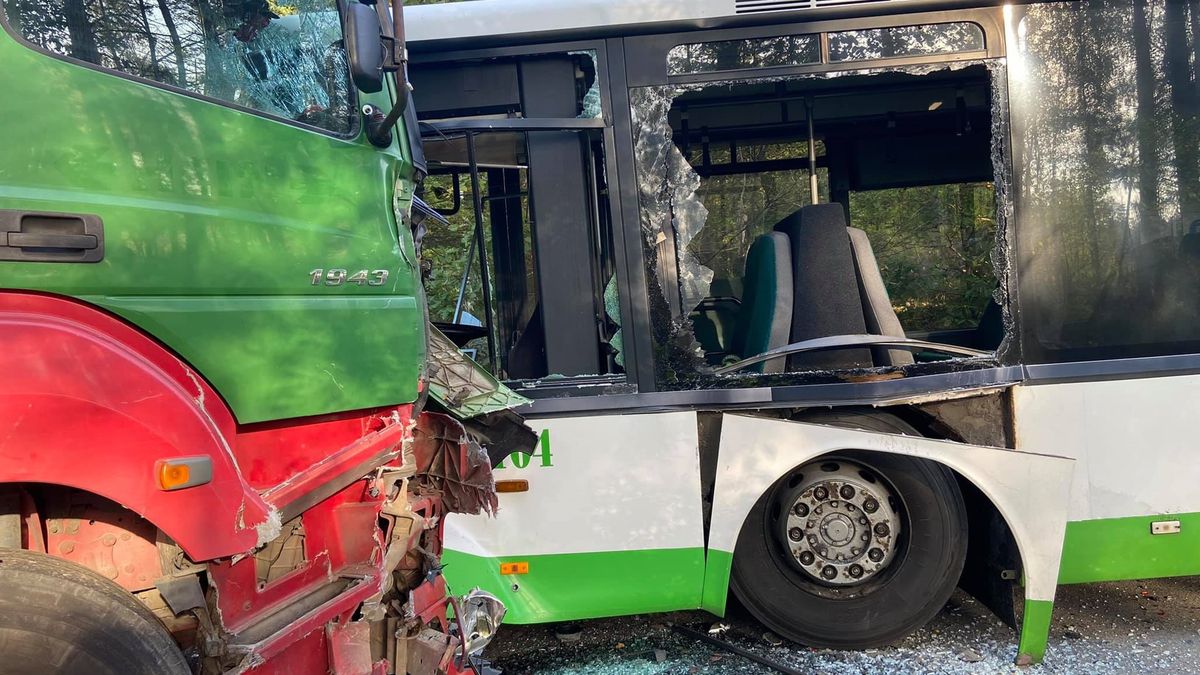 Zderzenie autobusu, ciężarówki i samochodu 
