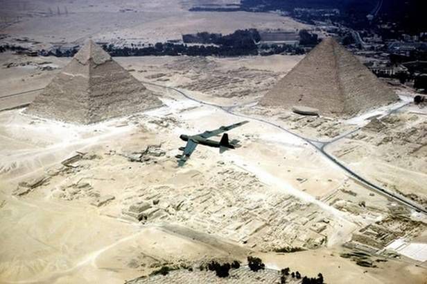 B-52 na tle piramid