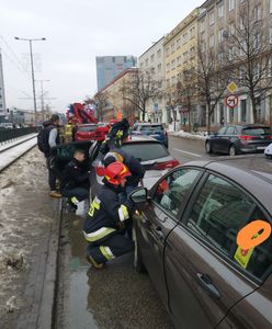 Taksówka uderzyła w auto posła Lewicy. Polityk pomógł rannemu dziecku