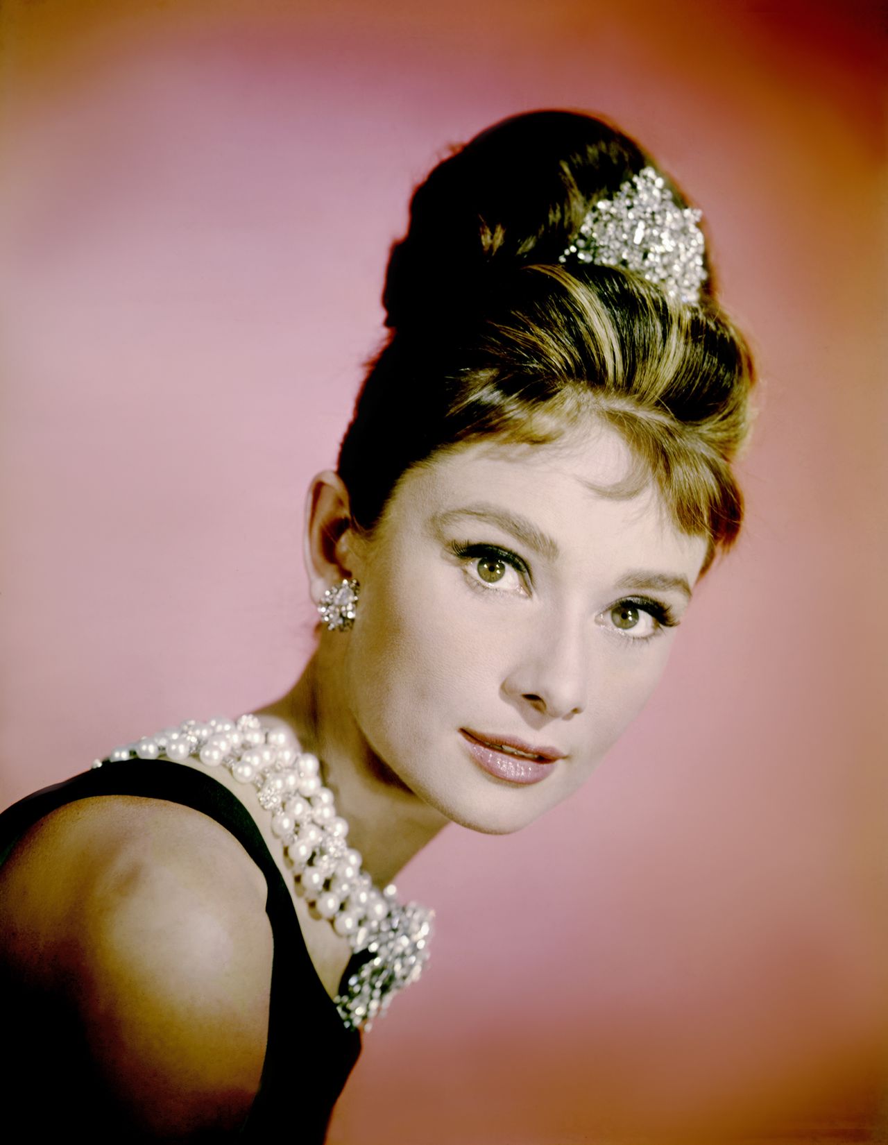 Audrey Hepburn w naszyjniku z pereł 