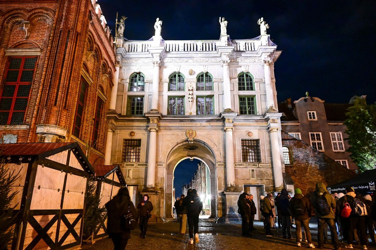 Gdańsk: Złota Brama bez płyt paździerzowych. Remont w toku