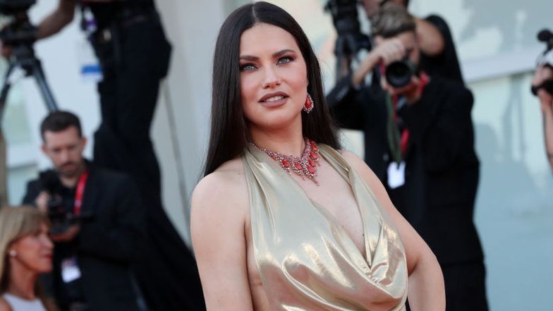 Adriana Lima ZACHWYCA na czerwonym dywanie. Modelka odsłoniła kształty w Wenecji (ZDJĘCIA)