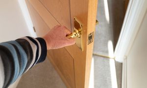 Zawsze zamykaj na noc drzwi do sypialni. Bardzo ważny powód