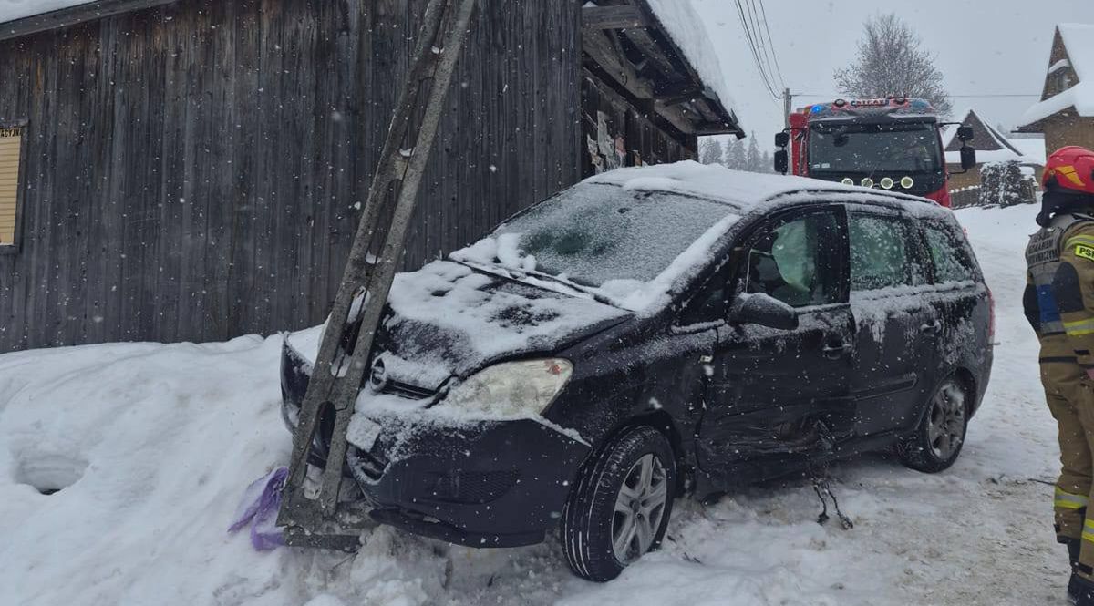 Kolizja w Leśnicy-Groniu. Dwa auta zderzyły się na drodze, uszkodzony słup
