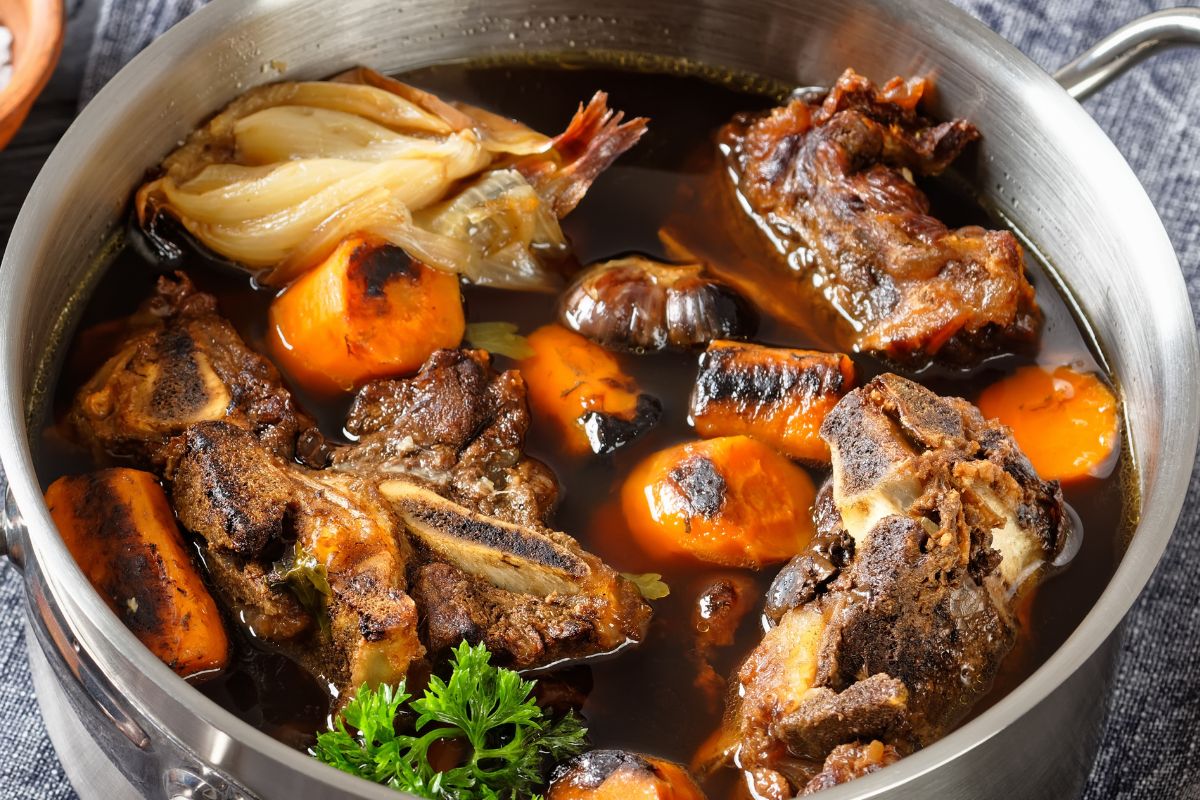 Magda Gessler gotuje rosół na tym mięsie. Podkreśla, że to najlepszy wybór, bo zupa jest esencjonalna