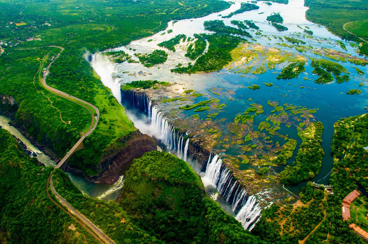Wielu turystów marzy o zobaczeniu Wodospadów Wiktorii na własne oczy 