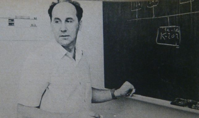 Jacek Karpiński przy tablicy z projektem K-202, fot. R. Broniarek, „Przyjaźń” (nr 36/71)