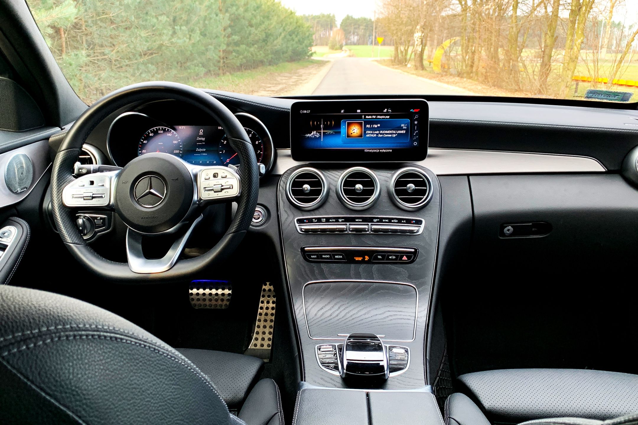 Całkiem tu przyjemnie. W końcu, im mniej "fortepianowego" plastiku tym lepiej.