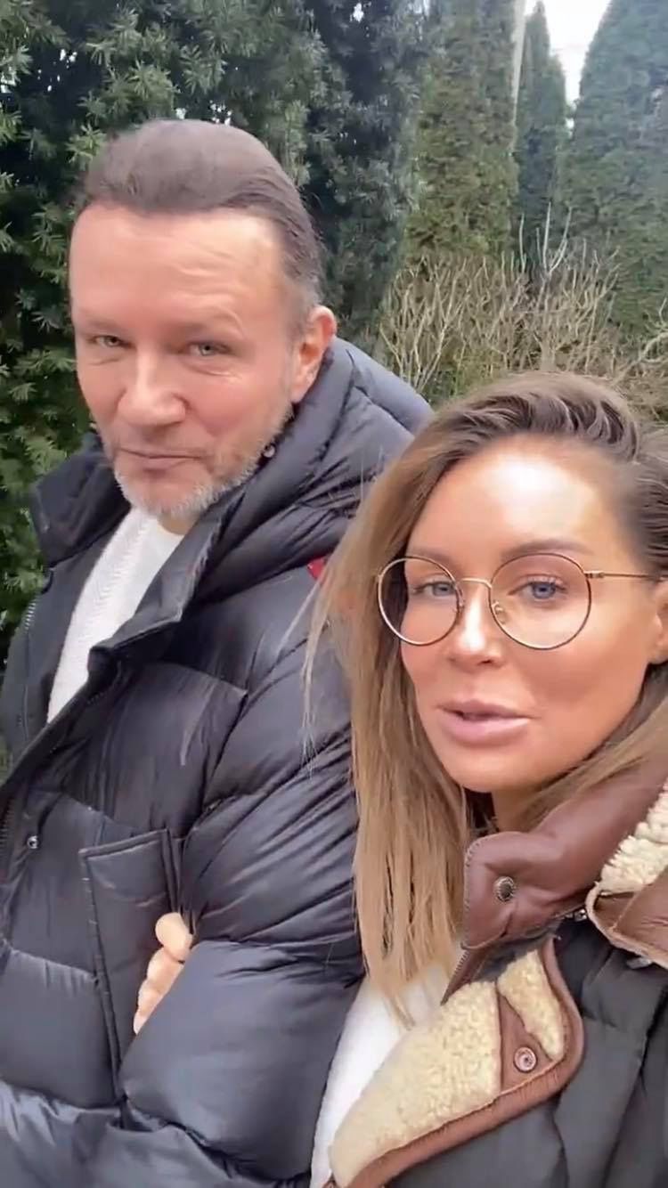 Małgorzata Rozenek i Radosław Majdan na spacerze z dziećmi i rodzicami