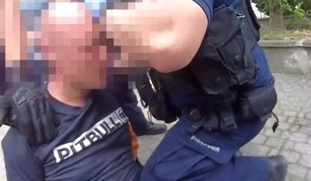 Sceny w Opolu. Pluł na policjantów. "Daj się sprowokować"