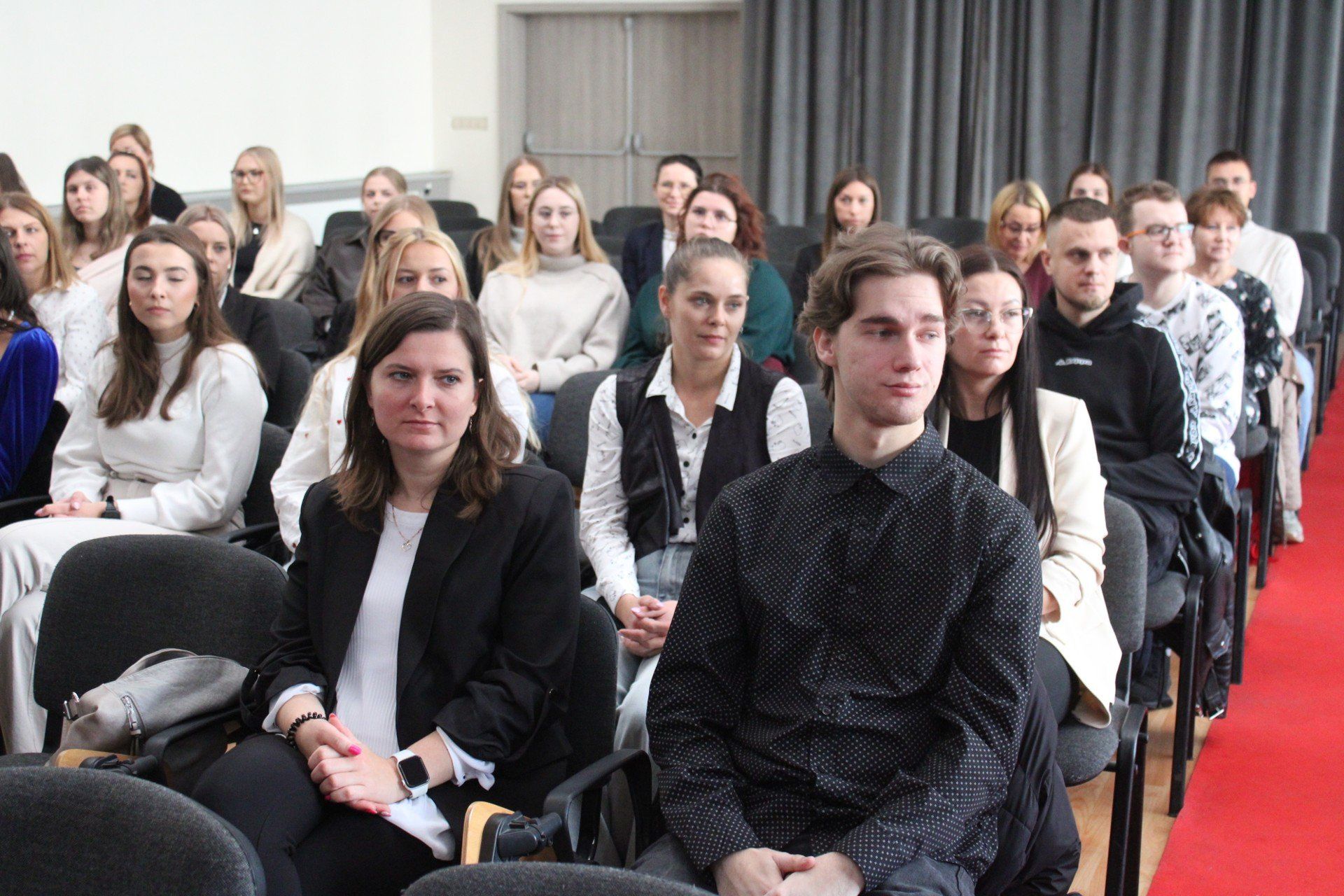W roku akademickim 2025/2026 w GSW Milenium kształcą się studenci na kierunku Pedagogika przedszkolna i wczesnoszkolna, który przygotowuje do zawodu nauczyciela, na studiach licencjackich z Pedagogiki oraz Zarządzania ze specjalnościami: administracja publiczna, zarządzanie jakością i sprzedażą, a także zarządzanie zasobami ludzkimi.