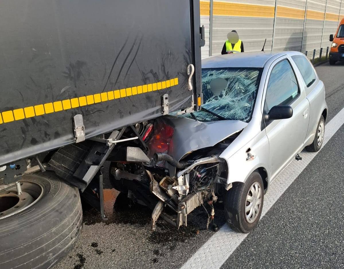 Na autostradzie A1 pod Lubiczem auto osobowe wbiło się w tył ciężarówki. Dwie osoby są ranne