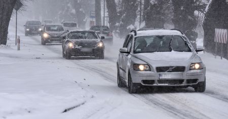 Oczyść ze śniegu nie tylko szyby. Elektroniczne systemy bezpieczeństwa są wrażliwe