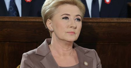 Pojawiła się w kościele. Sukienka przed kolano i modny płaszcz