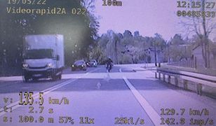 2,5 tys. zł mandatu i zatrzymane prawko. Motocyklista pędził przez zabudowany