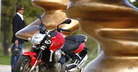 Motocykl z automatyczną skrzynią biegów na tle historii i obowiązujących przepisów