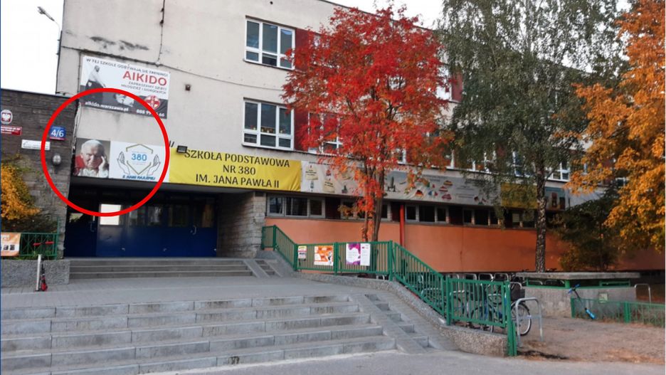 Po termomodernizacji ze ściany szkoły zniknął wizerunek papieża