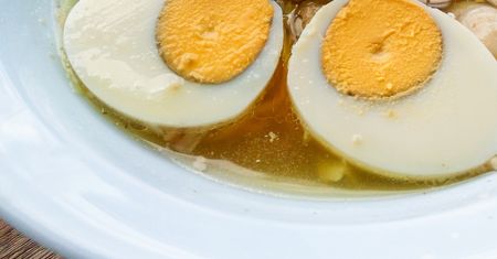 Sina obwódka wokół żółtka. Czy można takie jajko jeść bez obaw?