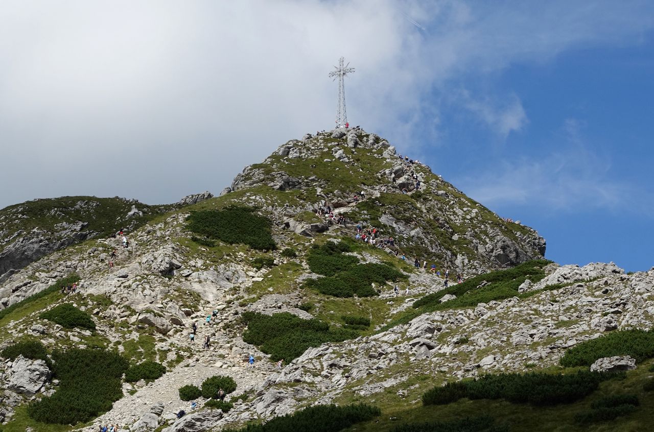 Tatry. Tęczowa flaga na Giewoncie. Została powieszona na krzyżu