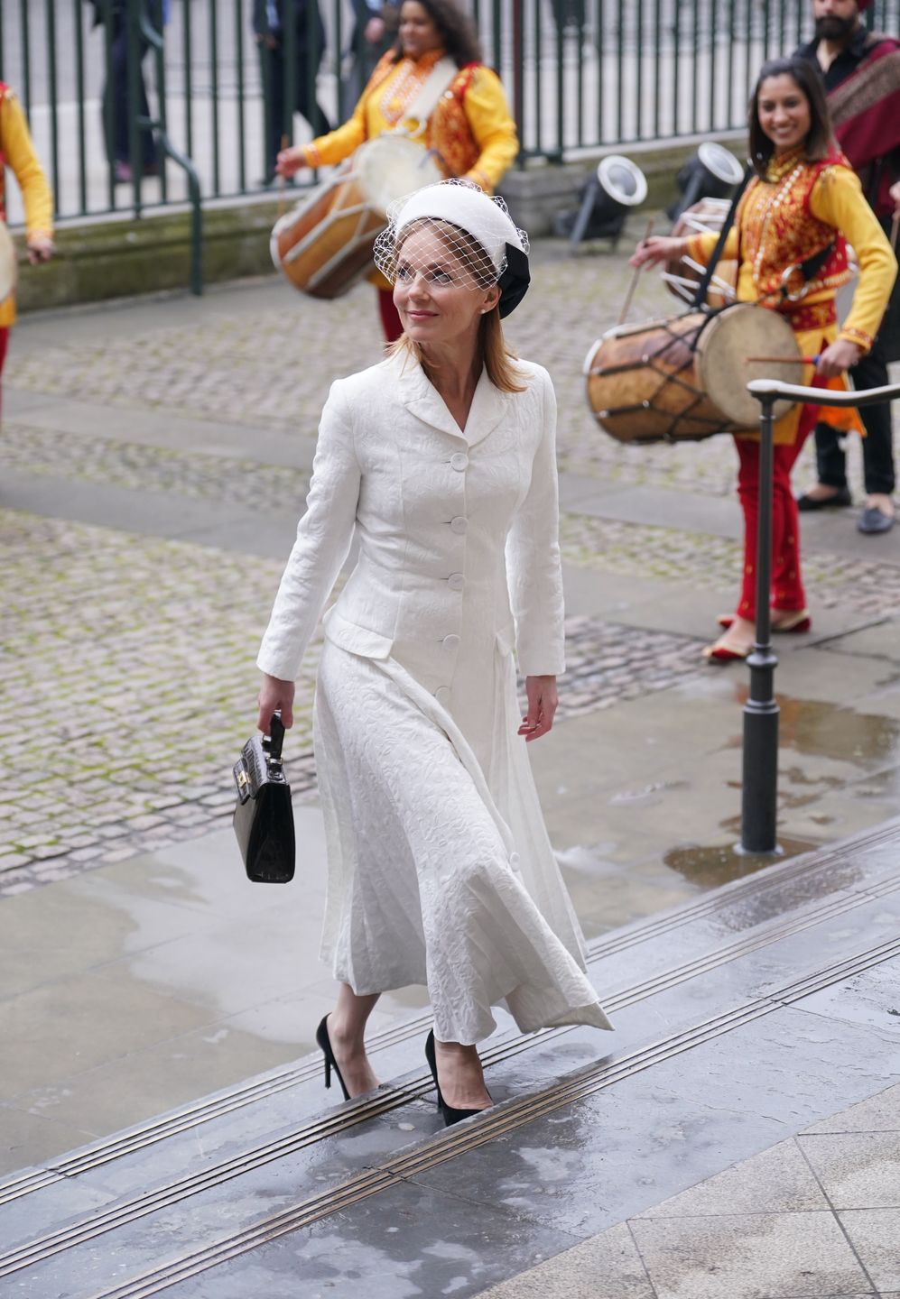 Geri Horner wchodzi do katedry Westminster