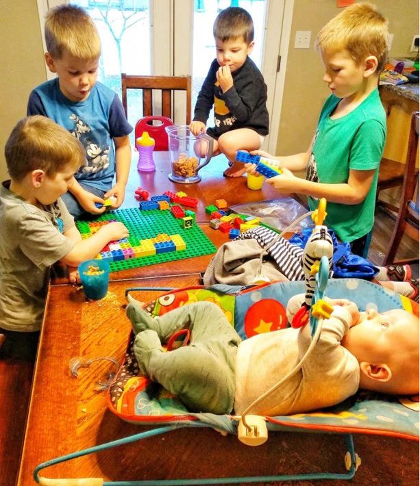 Mama podkreśla, że dzieci wzajemnie sobie pomagają