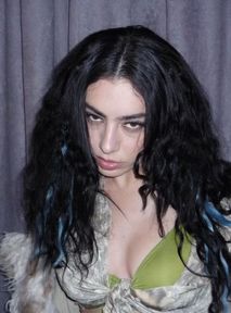 "Brat" oficjalnie Słowem Roku 2024. Charli XCX stworzyła globalny trend