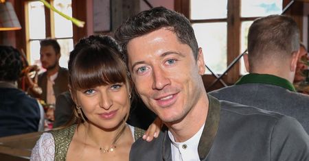 Robert Lewandowski rozłożony na łopatki. Co za zdjęcie piłkarza